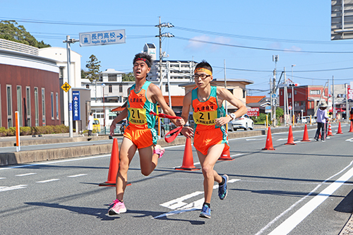 チーム全員の思いを込めた襷をつなぐ