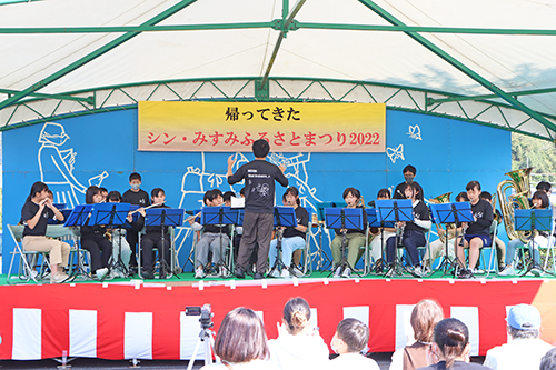 三隅中学校吹奏楽部による演奏でまつりが幕を開ける
