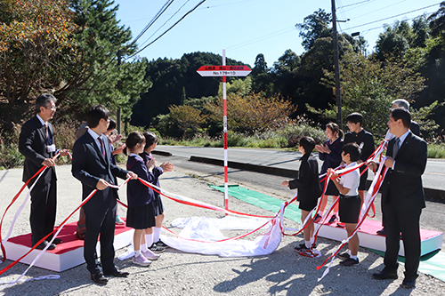 俵山で俵山・豊田道路のセンター杭除幕式が開催
