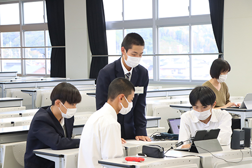一人ひとりが英語で自己紹介。名前だけでなく自分の特技・お気に入りなども語った。