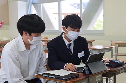積極的に質問したり、答えたりして交流を深めた。