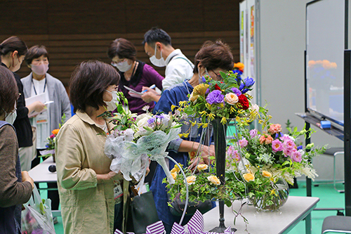 色とりどりの花で会場は華やかな雰囲気