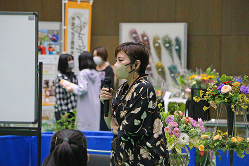 主催の花学プロジェクトの代表でフラワーデザイナー（Fluer縁）の末永有紀さん「お花を生産する人とお花を使うこと・飾ってもらうことの好循環を生みだすためにこのイベントを開催しました」