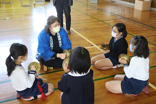 「みんなと舞うのがたのしかった」「楽器で音を鳴らすのが楽しかった」など、子どもたちは体験を楽しんだ様子だった