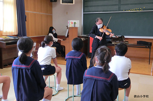 １０月１９日には、俵山小学校でも同じく音楽教室が開催された