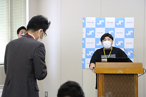 出席者からの質問に回答する場面も