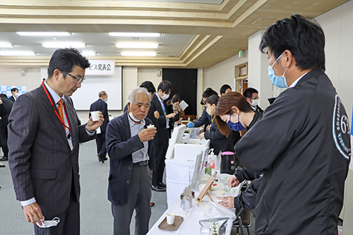 実際に試食を行い、新商品について感想を話す場面も