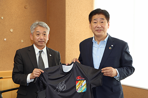 サイン入りTシャツが片山さんから江原市長に贈呈された
