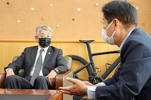 片山さんは長門のやきとりがとても楽しみだと笑顔で話した