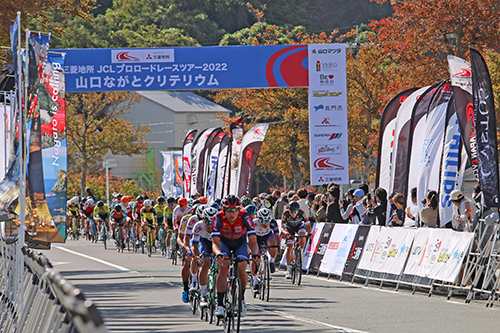 白潟地区の特設コースで開催された自転車ロードレースの大会「山口ながとクリテリウム」