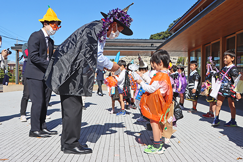 園児一人ひとりにお菓子を手渡す江原市長