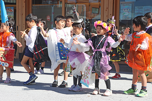 お菓子のお礼に可愛らしいダンスを披露