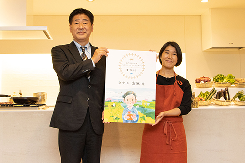 「伝説の家政婦」として知られるタサン志麻さんが長門市PR大使「ながとフードアンバサダー」に就任