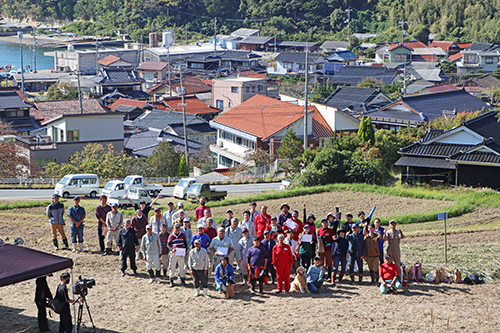 綺麗になった本郷の棚田を背景に全員で記念撮影