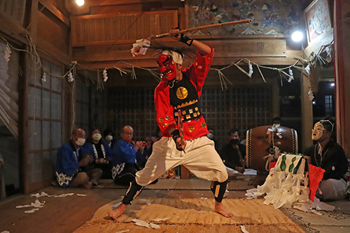 三隅滝坂地区の黄幡社で滝坂神楽舞が奉納