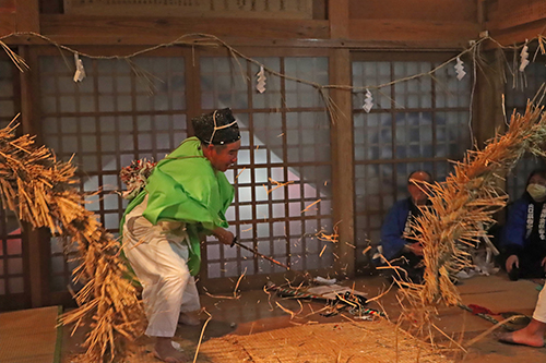 「神明」の舞により、綱が一刀で見事に真っ二つに切られた。健康や豊作の願いが届けられた。