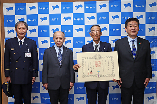 瑞宝単光章を受賞した原田勝義さん（右から2人目）