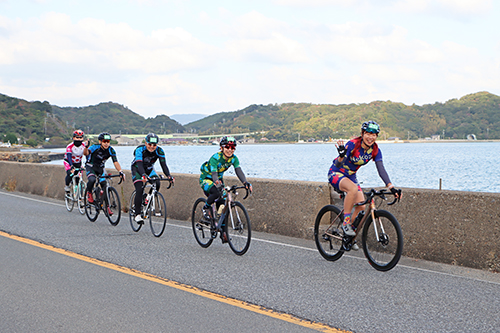 三隅に向かう途中、海をバックに颯爽と駆け抜けるライダー