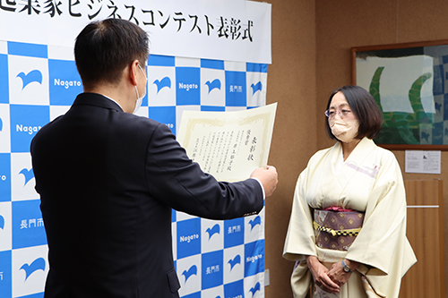 受賞者一人ひとりに賞状と副賞100万円が贈呈された
