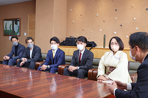 各受賞者は自身の事業について市長と歓談した