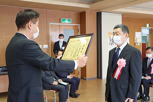 受賞者一人ひとりに賞状が手渡された