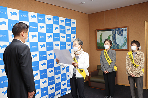 長門市交通安全母の会・理事の森本ミチコさんが会長メッセージを読み上げる