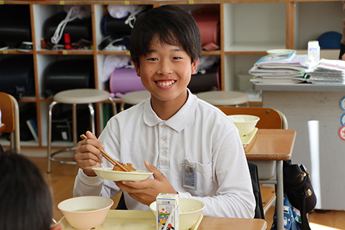 長門市内の小・中学校の給食で幻の高級魚「きじはた」のフライが提供された