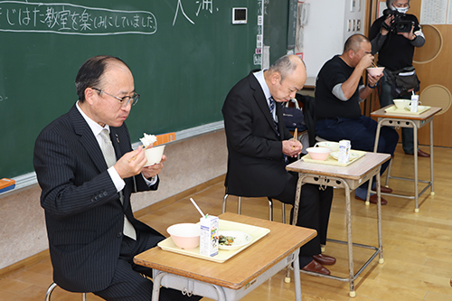 早川さん、大谷副市長、伊藤教育長も一緒にきじはたの給食を食べた（食事は黙食）