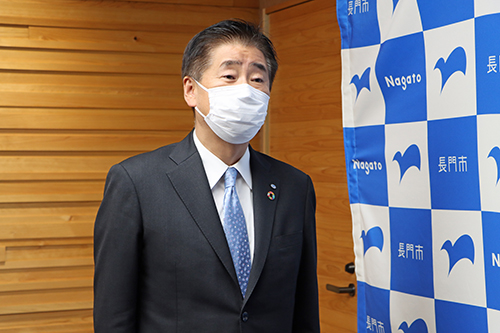 江原市長が「これから世界を舞台にした活躍を期待しています」と激励の言葉を送る