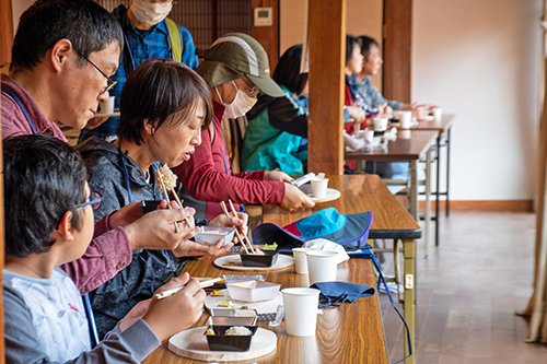 ウォーキングしながら各ポイントで地元産品の料理やお酒を楽しめる