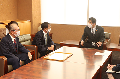 歓談では、次世代への文化の継承などについて話が広がった。