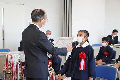 伊藤教育長が一人ひとりに賞状を手渡した