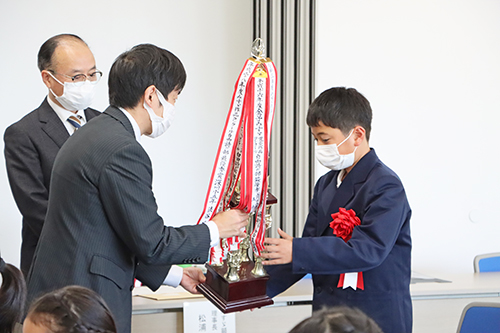 賞状、盾とともにトロフィーも贈られた
