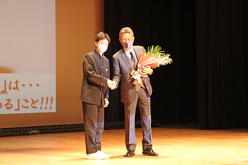 講演会の後には生徒から感謝の気持ちを込めて花束が贈られた