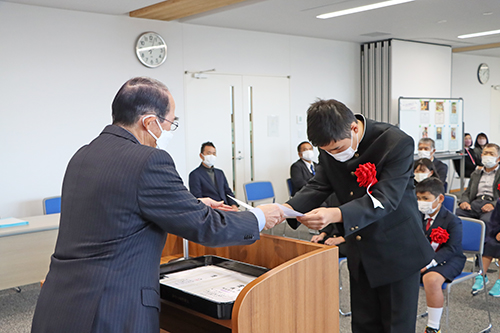 受賞者一人ひとりに賞状と記念品が手渡された