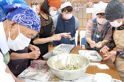 「脳げんき講座」で餃子パーティーを開催