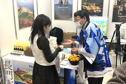 東京で開催された「2022”よい仕事おこし”フェア」に山口県長門市が出展。特産品などのPRを行った。