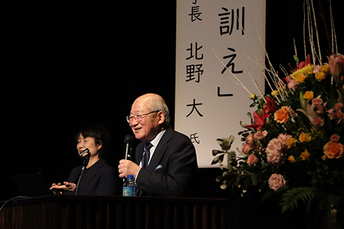 秋草学園短期大学学長の北野大さんが「北野家の訓え（おしえ）」と題し、環境のことなどについてユーモアを交えながら講演。