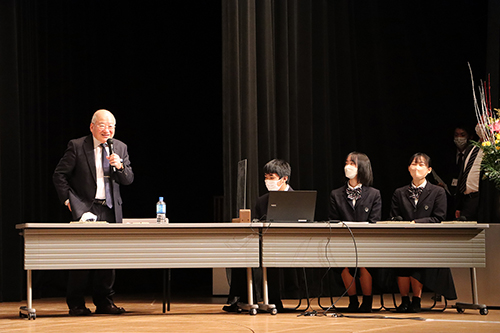 高校生の発表を聞いて、北野さんは「今後の長門市の将来が楽しみです」と話した。