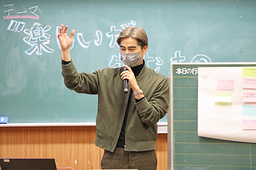 「楽しいが生むもの」をテーマに特別講演を行ったTAKAさん
