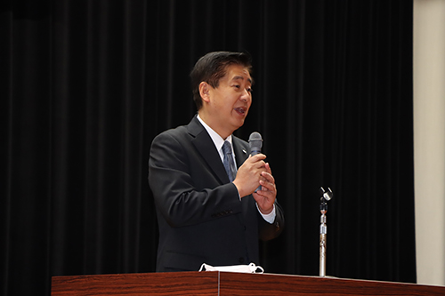江原市長が委員に向けてあいさつ