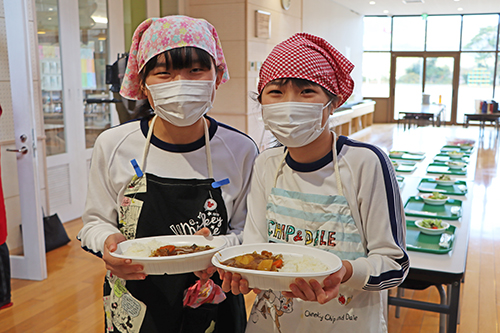 美味しそうなカレーに笑顔の子どもたち