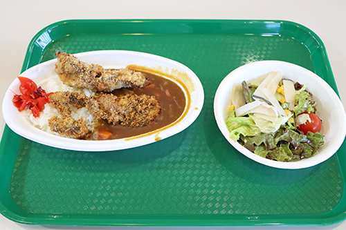 鯨カツカレーと鯨の皮を使ったサラダ