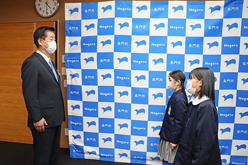 江原市長から激励の言葉が送られる