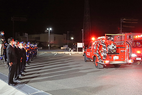 出席者は各方面に出発する車両を見送った