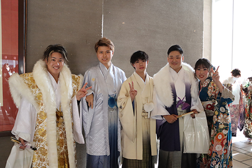 参加者は華やかな晴れ着に身を包み、会場もにぎわった