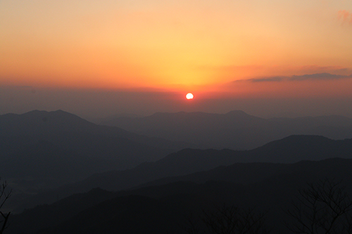 山頂からの初日の出の景色