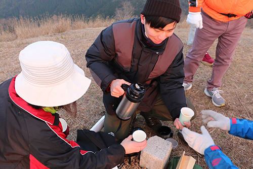 山頂では甘酒がふるまわれた