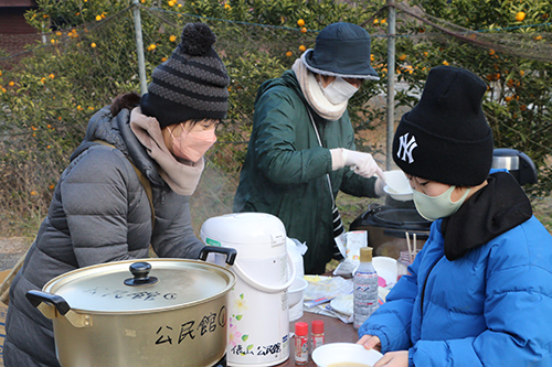 下山後は、ごはんやしし汁を味わうことができた