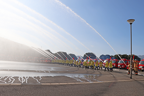 一斉放水で空に水のアーチが架かった